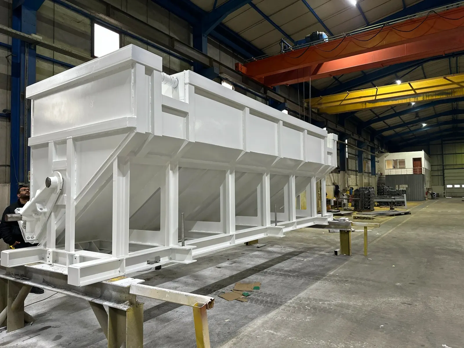 Atölyede büyük çelik bunker tankı