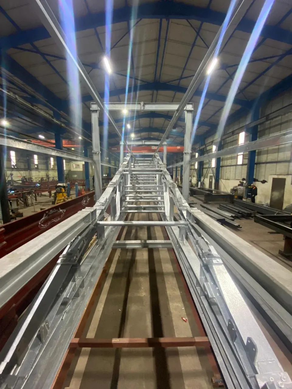 Atölyede uzun çelik platform yapısı