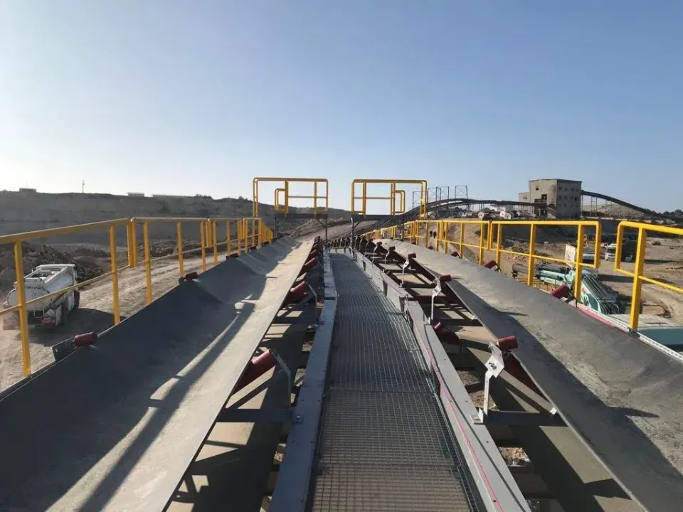 Bakım yürüyüş yolu ve sarı korkuluklu konveyör hattı